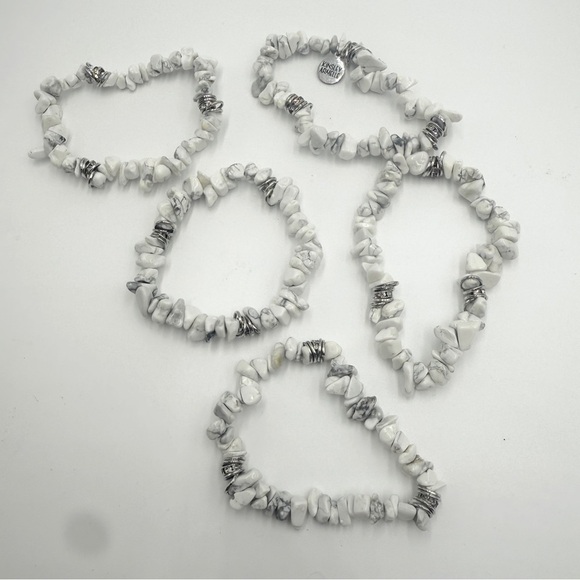 Kinsley Armelle White Howlite Gemstone Chip Stretch Bracelet-5 piece set - Picture 3 of 8